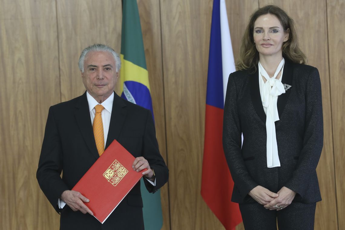 Antonio Cruz/ Agência Brasil O presidente Michel Temer recebe credenciais da nova embaixadora da República Tcheca no Brasil, Sandra Lang Linkensederová, em cerimônia no Palácio do Planalto.
