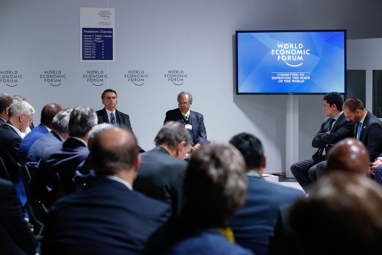 O Presidente da República, Jair Bolsonaro, e o  Ministro de Estado da Economia, Paulo Guedes, durante reunião do Conselho Internacional de Negócios no  Fórum Econômico Mundial em Davos