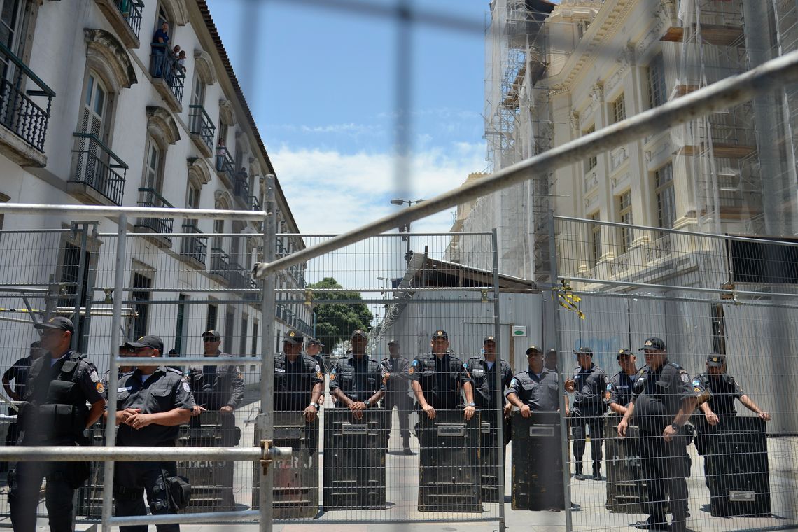 Tânia Rêgo/Agência Brasil Rio de Janeiro - Servidores protestam contra o pacote de cortes do governo do estado em frente ao prédio da Alerj (Tânia Rêgo/Agência Brasil)