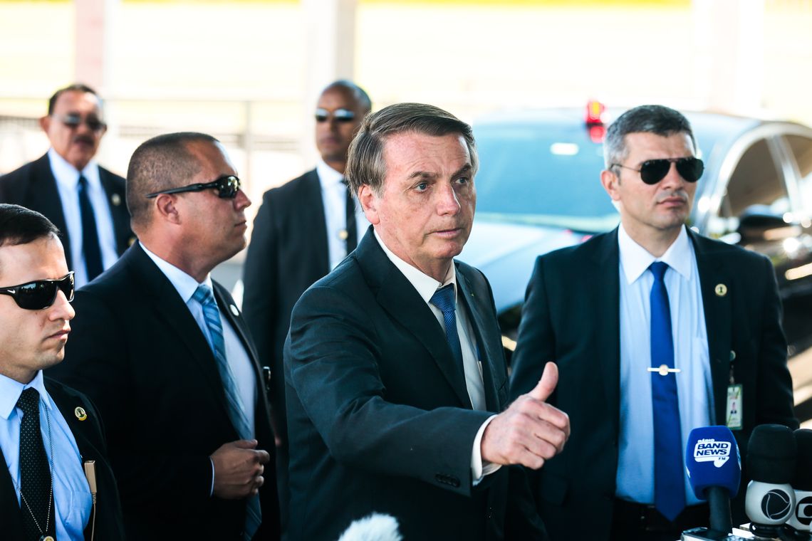 O presidente Jair Bolsonaro fala à imprensa ao sair do Palácio da Alvorada