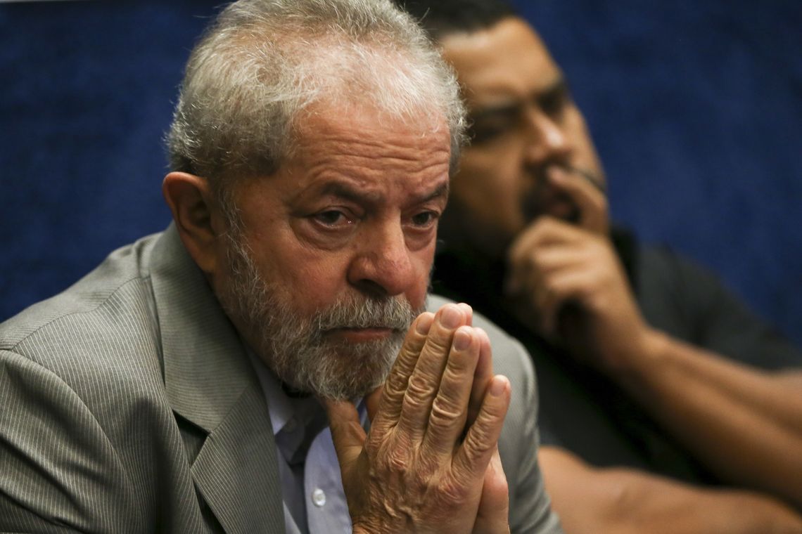 BrasÃ­lia - O ex-presidente Luiz InÃ¡cio Lula da Silva assiste a presidenta afastada Dilma Rousseff fazer sua defesa durante sessÃ£o de julgamento do impeachment no Senado (Marcelo Camargo/AgÃªncia Brasil)