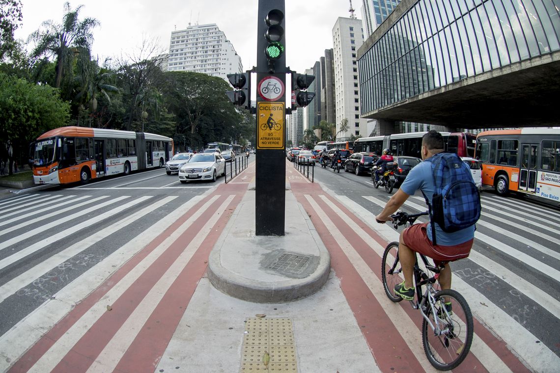 Marcelo Camargo/Agência Brasil Com 2,7 quilômetros de extensão e ligação com 11 outras ciclovias, a ciclovia da Avenida Paulista permite que o ciclista percorra vias exclusivas da Zona Oeste até a Zona Sul da cidade (Marcelo Camargo/Agência Brasil)