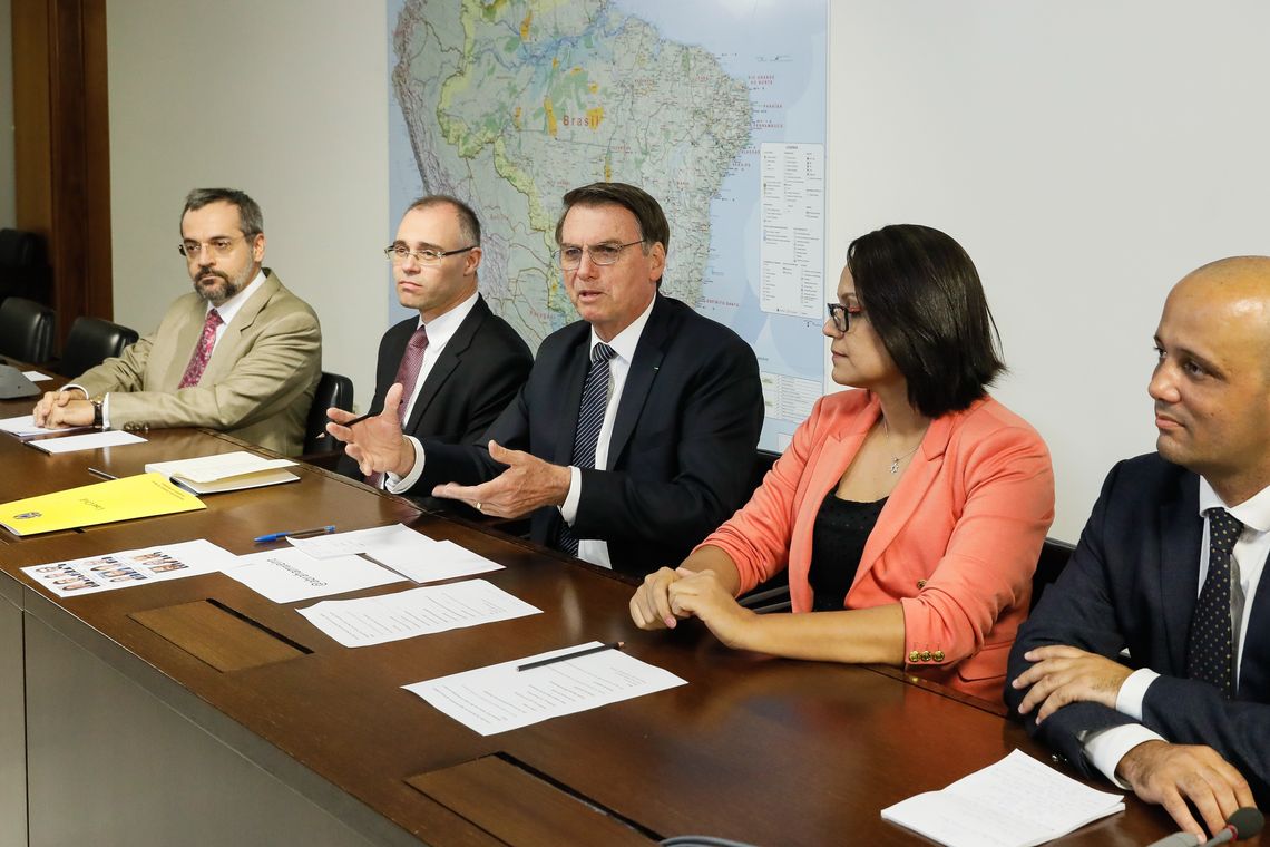 Isac Nóbrega/PR O presidente Jair Bolsonaro faz transmissão ao vivo ao lado do ministro da Educação, Abraham Weintraub, do advogado-geral da União, André Mendonça, da intérprete de libras, Elizângela, e do líder do governo na Câmara, Major Vitor Hugo.