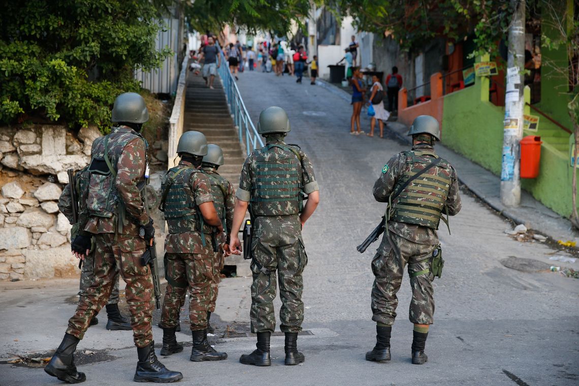 Fernando Frazão/Agência Brasil Militares do Exército participam de operação das forças de segurança na comunidade do Preventório, em Niterói.