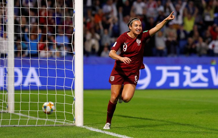 Jogadora Jodie Taylor comemora o gol da seleção inglesa.