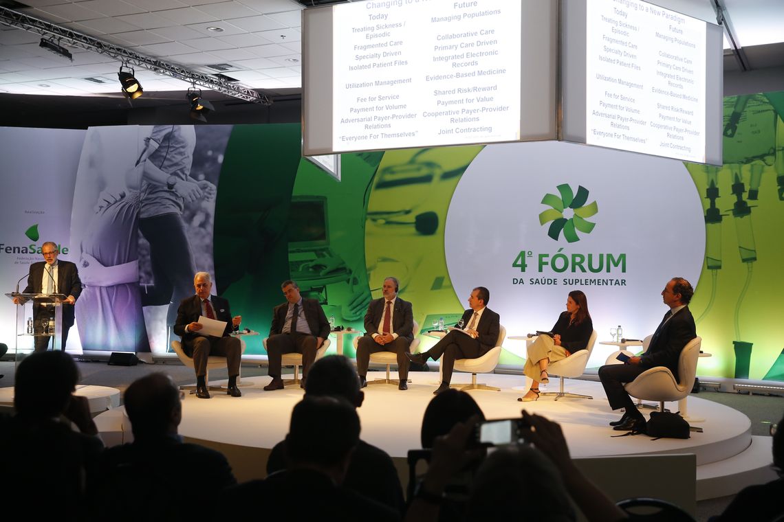 Fernando Frazão/Agência Brasil Palestrantes discutem atenção primária à saúde no 4° Fórum da Saúde Suplementar, da Federação Nacional de Saúde Suplementar (FenaSaúde), na Barra da Tijuca.