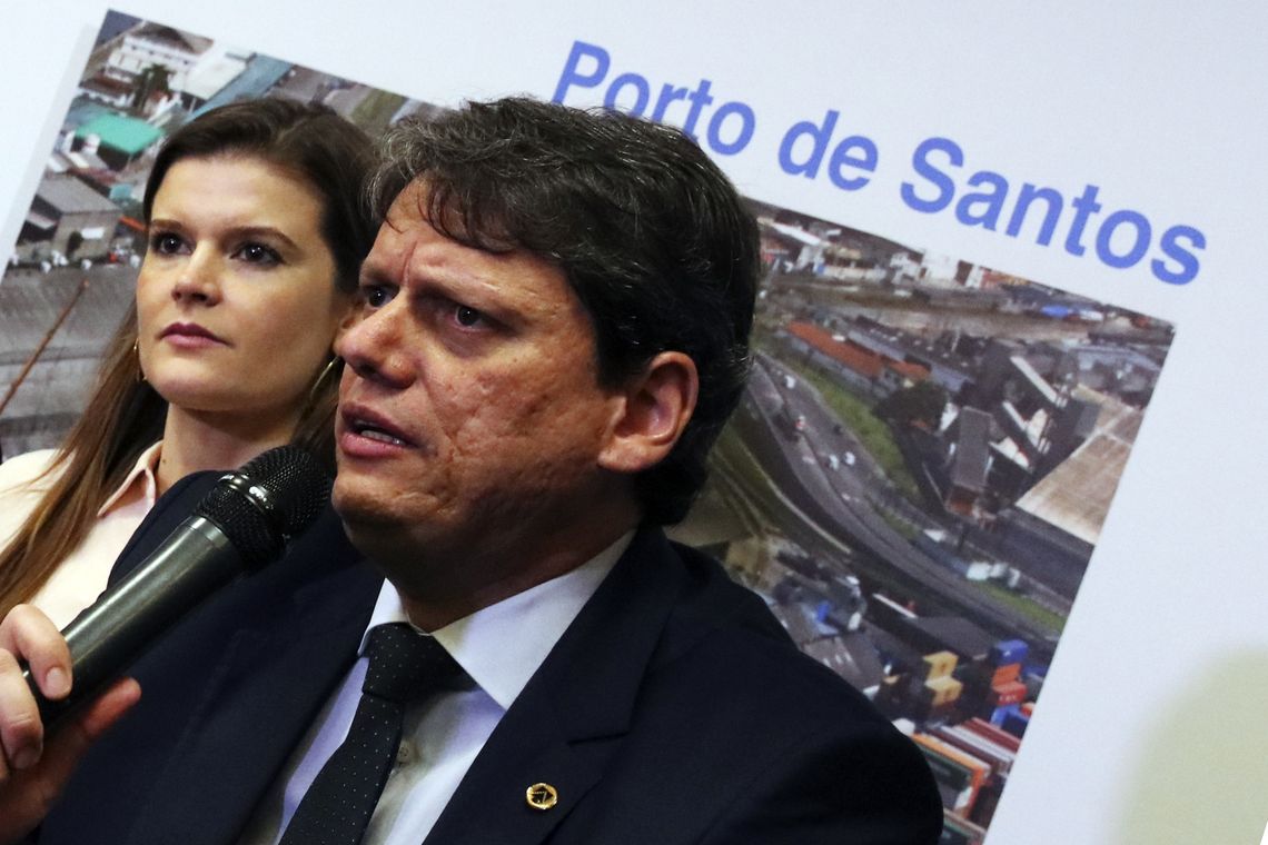Rovena Rosa/Agência Brasil A secretária especial PPI Martha Seillier e o ministro da Infraestrutura, Tarcísio Freitas, participam da coletiva de imprensa após leilão de áreas portuárias do porto de Santos e Paranaguá, na Bolsa de Valores de São Paulo.