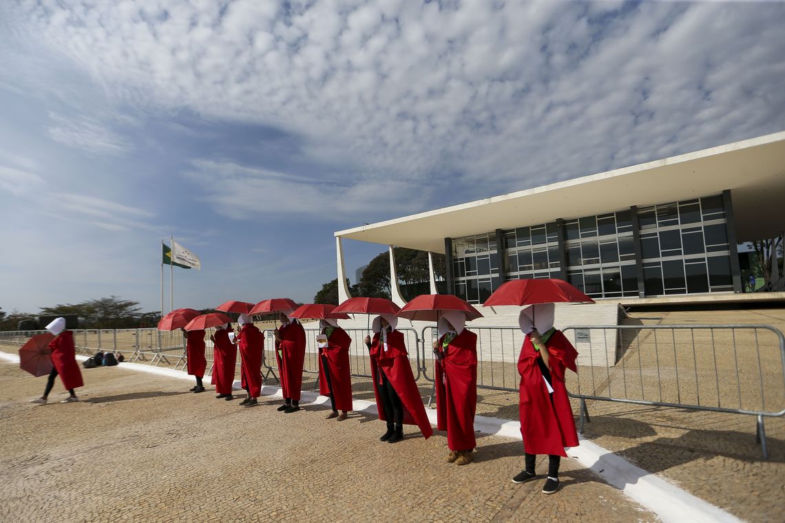 Marcelo Camargo/Agência Brasil Grupo faz ato em defesa dos direitos reprodutivos e sexuais das mulheres, em frente ao Supremo Tribunal Federal, que realiza audiência pública sobre descriminalização do aborto.