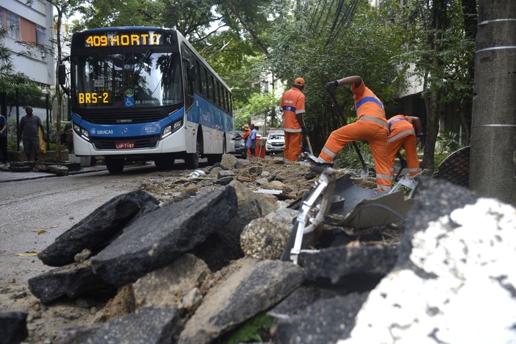  Ruas do Horto e Jardim Botânico, na zona sul da cidade, parcialmente destruídas pelas chuvas das últimas 48 horas na cidade.