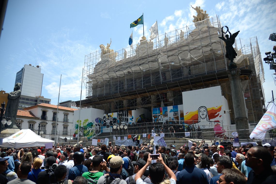 Tânia Rêgo/Agência Brasil Rio de Janeiro - Servidores protestam contra o pacote de cortes do governo do estado em frente ao prédio da Alerj (Tânia Rêgo/Agência Brasil)