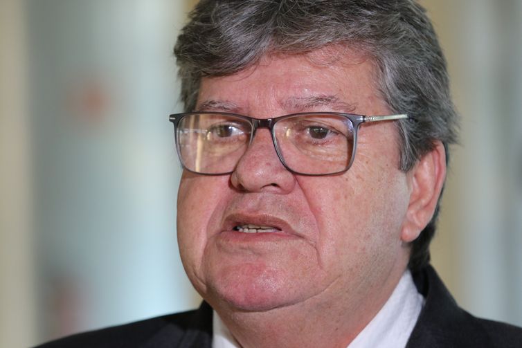 Fabio Rodrigues Pozzebom/Agência Brasil Governadores do Nordeste falam à imprensa após reunião com o presidente Jair Bolsonaro e com o ministro da Economia, Paulo Guedes. Na foto, fala o governador do Maranhão, Flavio Dino.