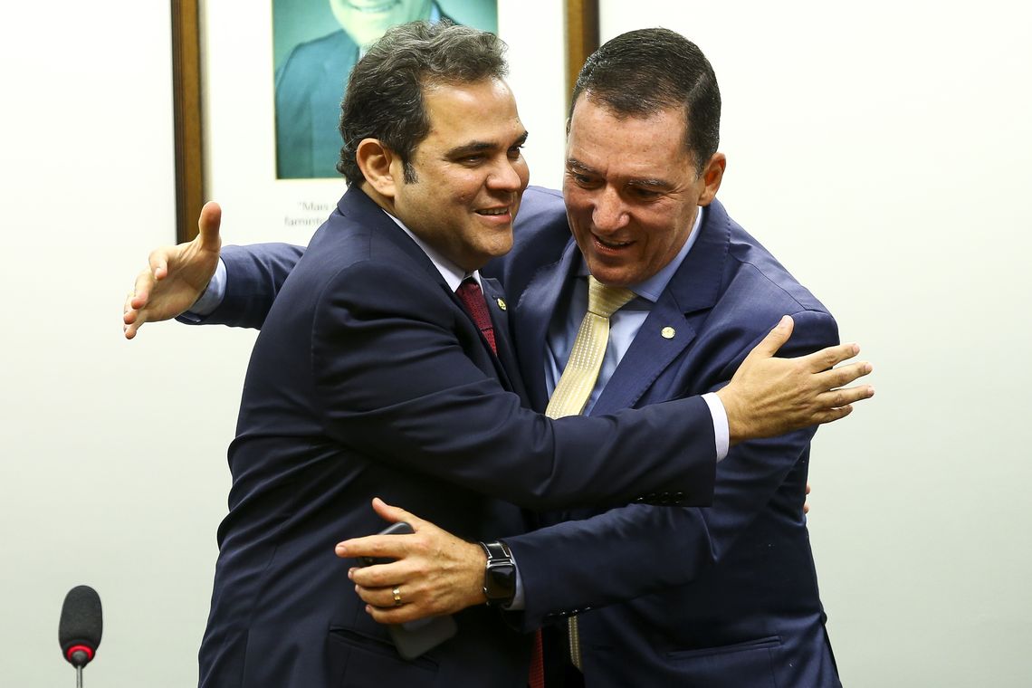 Marcelo Camargo/Agência Brasil O presidente eleito da comissão que vai discutir a previdência de militares (Projeto de Lei 1645/19), deputado José Priante e o relator, deputado Vinicius Carvalho.