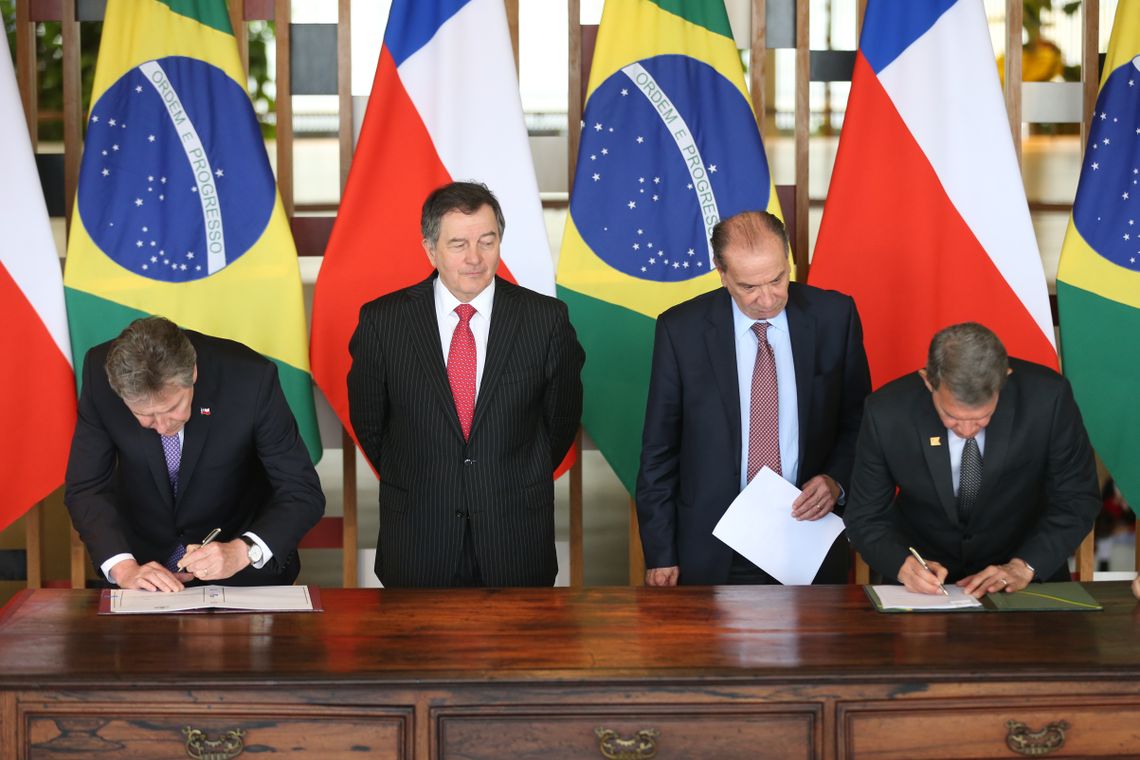 Fabio Rodrigues Pozzebom/Agência Brasil Os ministros chilenos da Defesa Nacional, Alberto Espina Otero e das Relações Exteriores, Roberto Ampuero e os ministros brasileiros Aloysio Nunes,e Joaquim Silva e Luna durante assinatura de atos e declaração à imprensa.