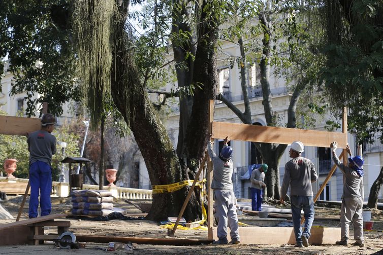 Homens trabalham na construção de barreira nos arredores do Museu Nacional do Rio de Janeiro, após o incêndio.