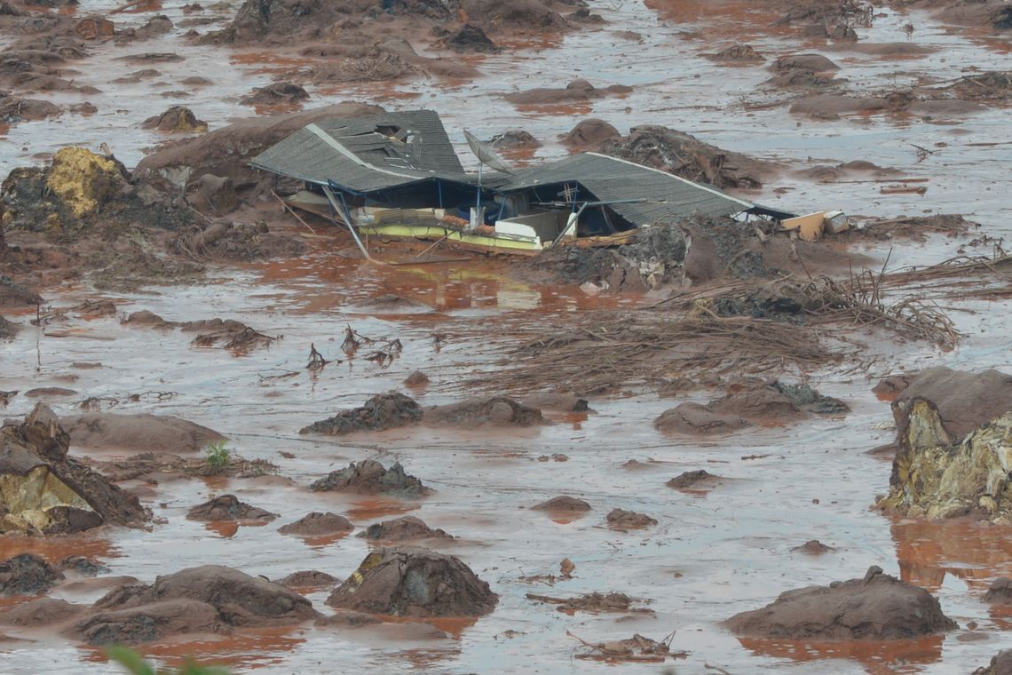 07 13:20:28 Mariana (MG) - Área afetada pelo rompimento de barragem no distrito de Bento Rodrigues, zona rural de Mariana, em Minas Gerais (Antonio Cruz/Agência Brasil)