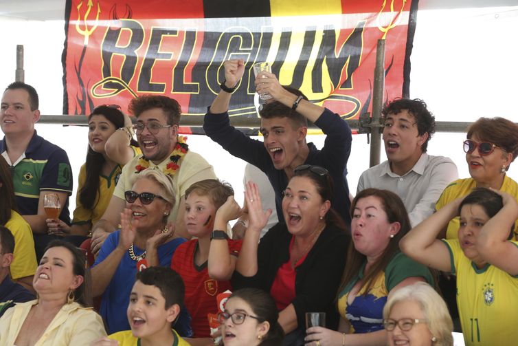Embaixada da Bélgica, em BrasÃlia, recebe cerca de 60 pessoas, entre integrantes da comunidade belga que vive na cidade, diplomatas de outros paÃses, autoridades brasileiras, familiares e amigos para jogo decisivo com Brasil.