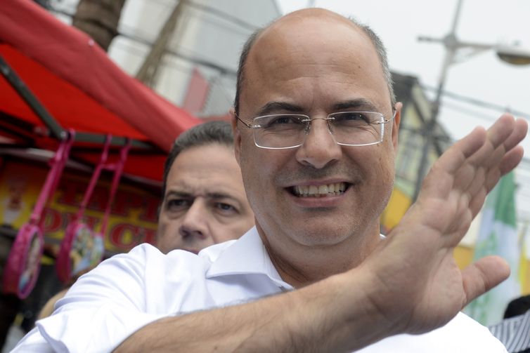 Rio de Janeiro - O candidato ao governo do estado do Rio, Wilson Witzel ( (PSC/PROS), participa de caminhada no bairro de Campo Grande, zona oeste da cidade.