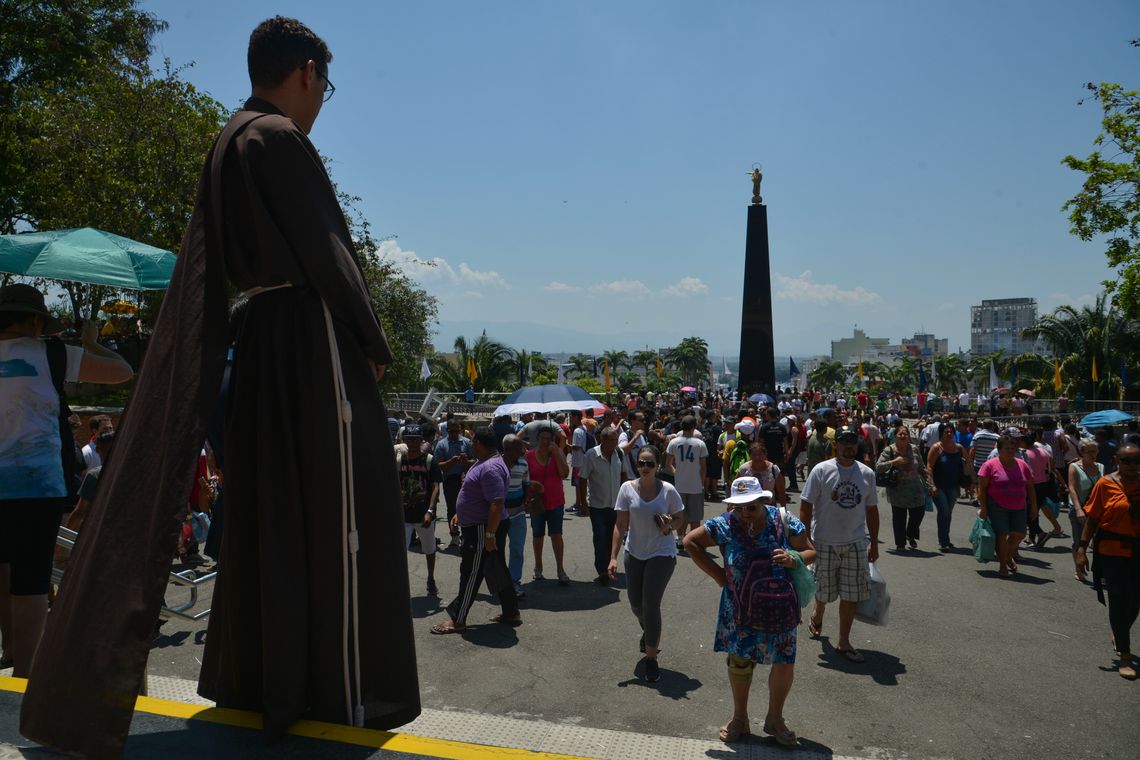 Rovena Rosa/Agência Brasil Aparecida (SP) - Devotos de Nossa Senhora Aparecida comparecem ao Santuário Nacional no dia da Padroeira do Brasil (Rovena Rosa/Agência Brasil)