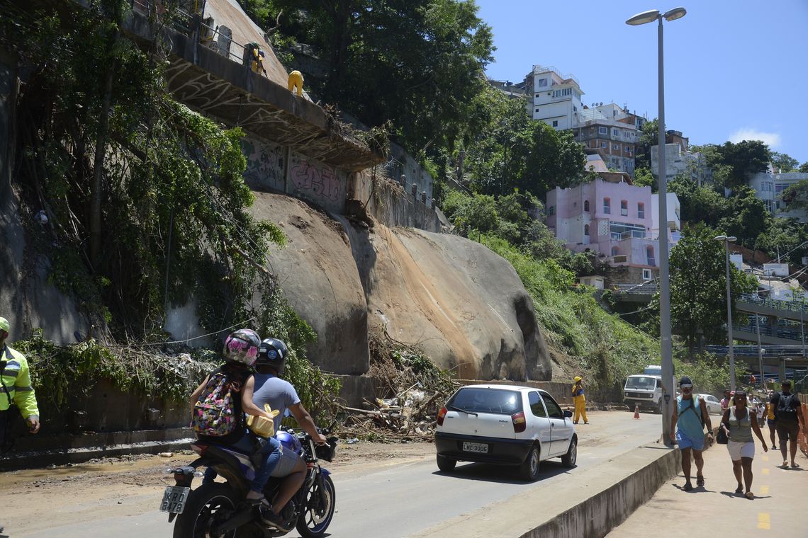 Tânia Rêgo/Agência Brasil Avenida Niemeyer, em São Conrado, foi parcialmente liberada hoje (9). O tráfego na via é feito de maneira reduzida. Equipes da prefeitura trabalham na contenção das encostas, remoção da lama e retirada de árvores com ameaça de queda.