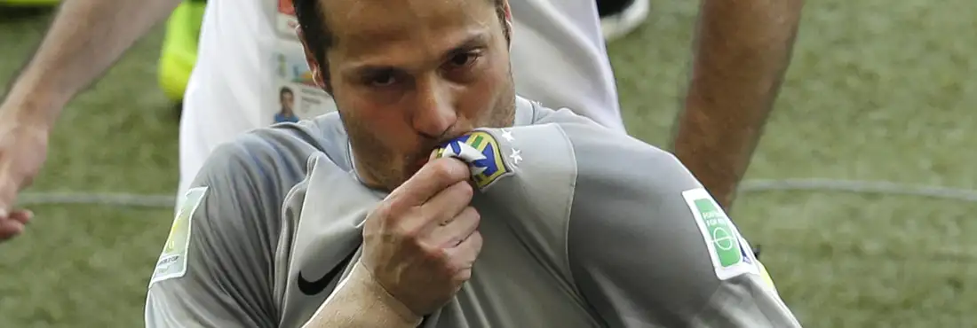 AP371155216346-julio-comemora Julio Cesar comemora a classificação do Brasil para as quartas de final depois de defender dois pênaltis contra o Chile no Mineirão