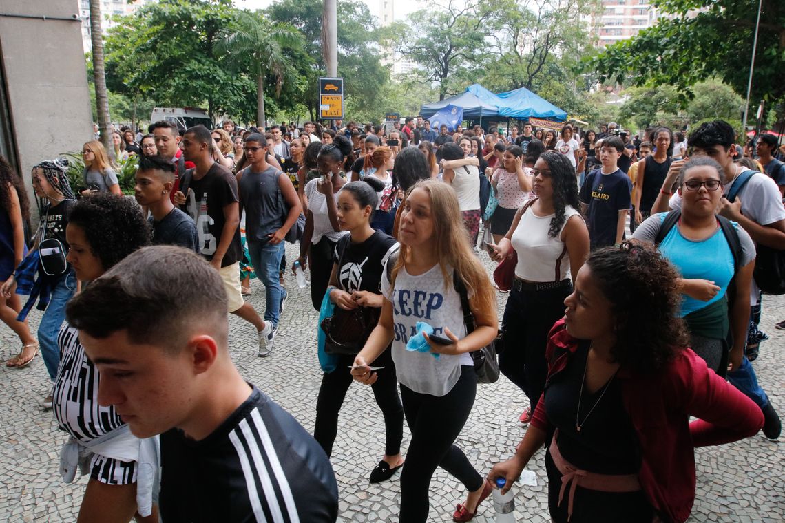  Estudantes fazem segundo dia de provas do ENEM, na UERJ