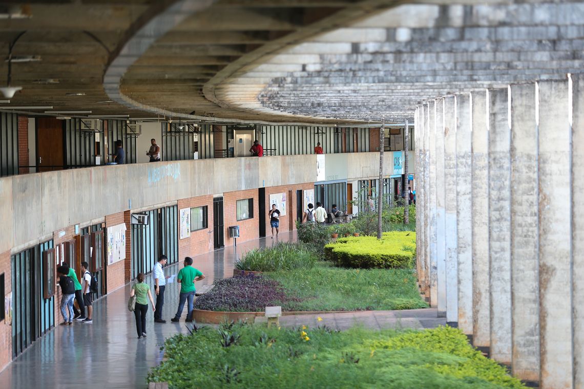 BrasÃ­lia - IncluÃ­da no rodÃ­zio de abastecimento do DF, a Universidade de BrasÃ­lia (UnB) estÃ¡ tomando medidas para reduzir o consumo de Ã¡gua, como adiar o inÃ­cio das aulas no principal campus da instituiÃ§Ã£o em funÃ§Ã£o do racionamento (Fabio