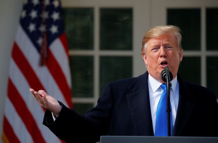 O presidente dos EUA, Donald Trump, declara uma emergência nacional na fronteira dos EUA com o México durante as observações sobre segurança de fronteira no Jardim das Rosas, na Casa Branca, em Washington, EUA, 15 de fevereiro de 2019.