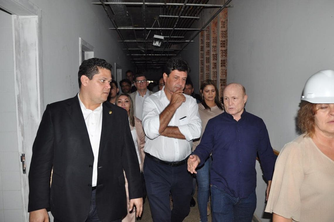 o presidente do Senado, Davi Alcolumbre, recebeu o ministro da Saúde, Luiz Henrique Mandetta, em Macapá, capital do Amapá, para uma visita às obras do Hospital Universitário da Universidade Federal do Amapá Unifap