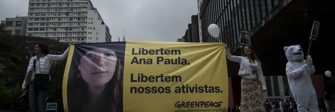 Protesto Greenpeace 4 Greenpeace realiza protesto no vão-livre do Museu de Arte de São Paulo (Masp) para pedir a libertação da ativista Ana Paula Maciel, indiciada por pirataria durante protesto na Rússia