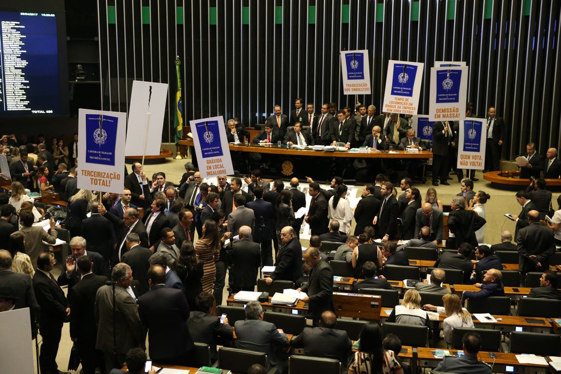 Antonio Cruz/ Agência Brasil Brasília - Deputados de partidos de oposição ao governo tentam adiar a votação em plenário do projeto de lei (6787/16), que trata da reforma trabalhista (Antonio Cruz/Agência Brasil)