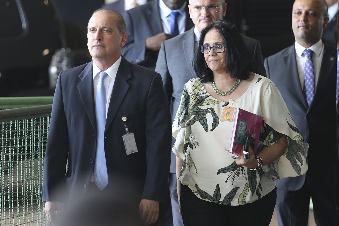 Valter Campanato/Agência Brasil O futuro ministro-chefe da Casa Civil, Onyx Lorenzoni, anuncia a futura ministra da Mulher, Família e Direitos Humanos, Damares Alves. Ela também ficará responsável pela Funai.