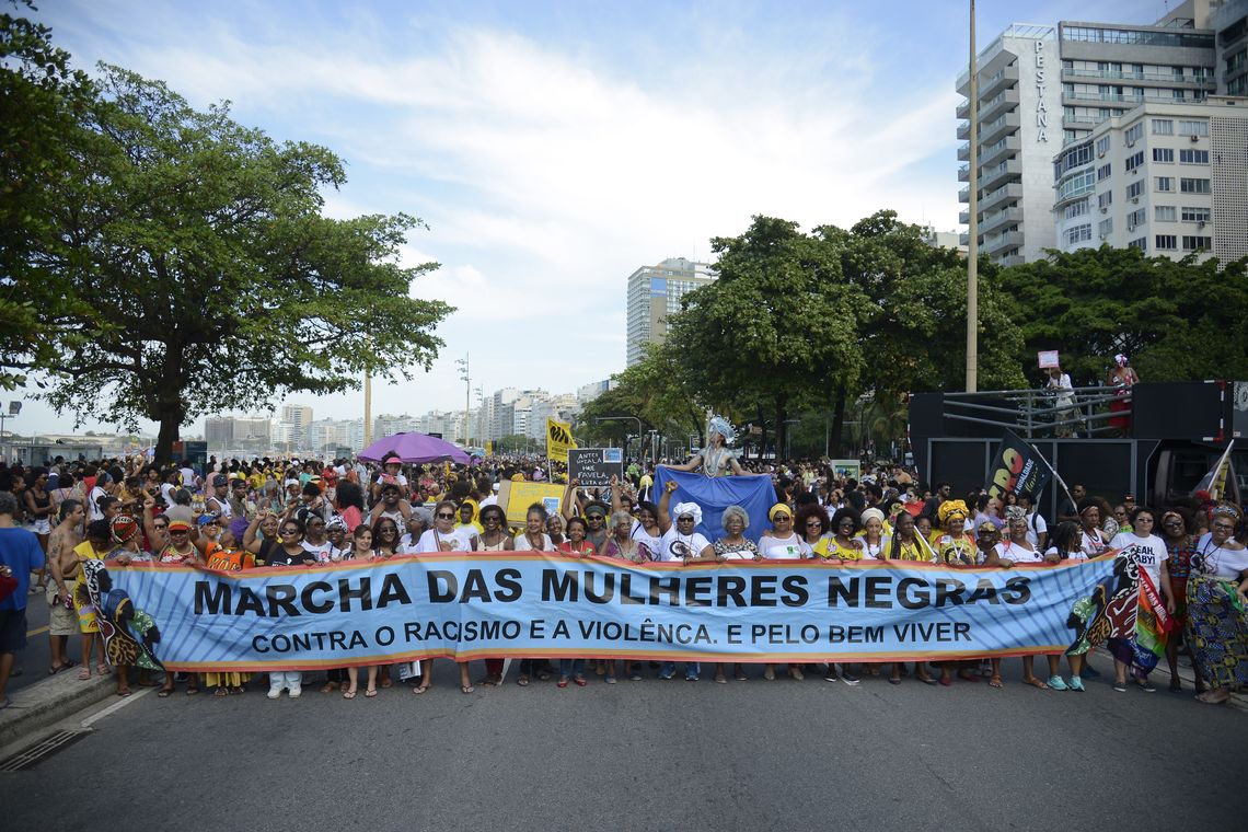 Quarta Marcha das Mulheres Negras em Copacabana, no Rio de Janeiro, protesta contra a violência que atinge as mulheres negras em todo o país. 