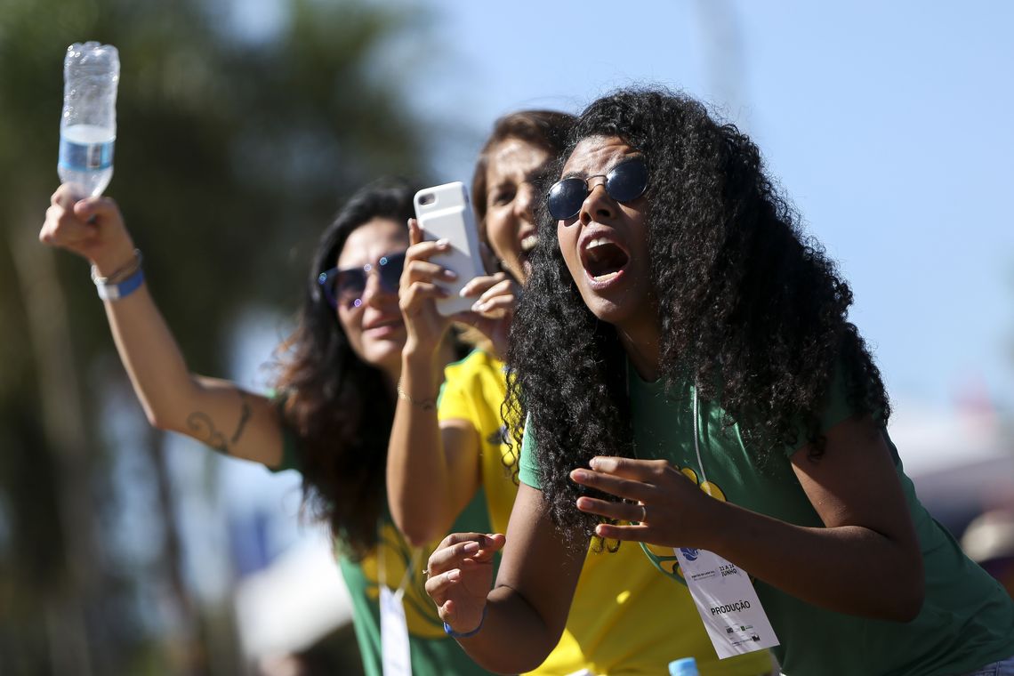 Marcelo Camargo/Agência Brasil Torcedores acompanham o jogo entre Brasil e Costa Rica no Pontão do Lago Paranoá.