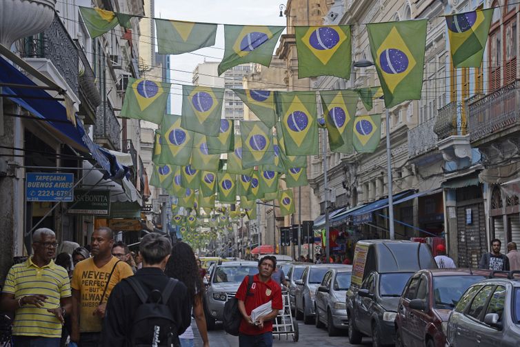  Comerciantes no centro da cidade decoram a Rua Buenos Aires e vendem artigos para torcedores da Copa do Mundo da Rússia 2018.