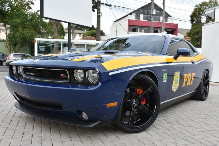 PRF usará viatura Dodge Challenger nas ações policiais.