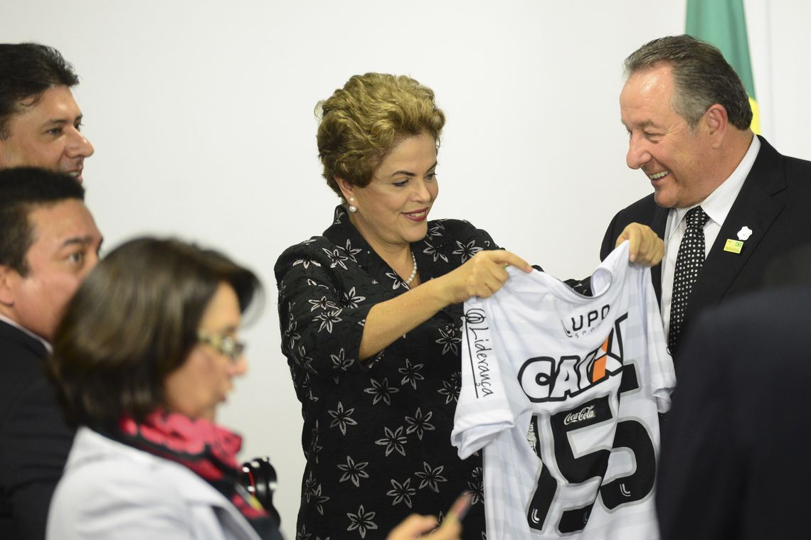 José Cruz/Agência Brasil Brasília - A presidenta Dilma Rousseff participa da solenidade de assinatura de contratos de patrocínio de futebol (José Cruz/Agência Brasil)