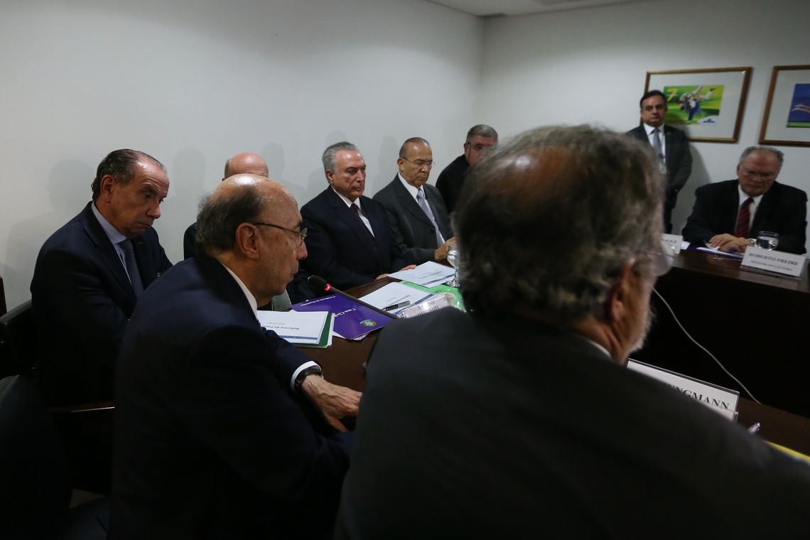 Valter Campanato/Agência Brasil Brasília - O presidente Michel Temer e ministros durante reunião sobre a Reforma da Previdência, no Palácio do Planalto (Valter Campanato/Agência Brasil)