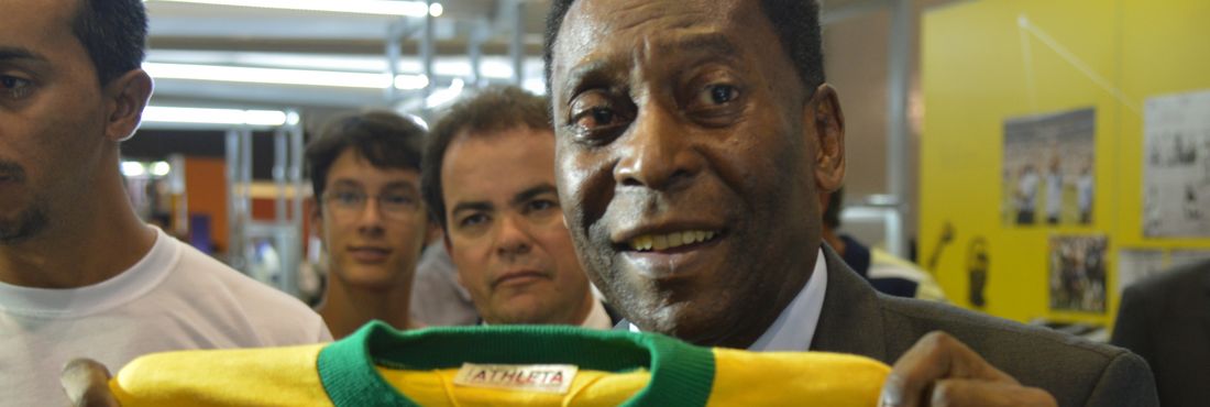 Pelé participa de abertura de exposição Pelé participa da abertura da exposição "Brasil, um país, um mundo" durante a Copa do Mundo do Brasil em 2014