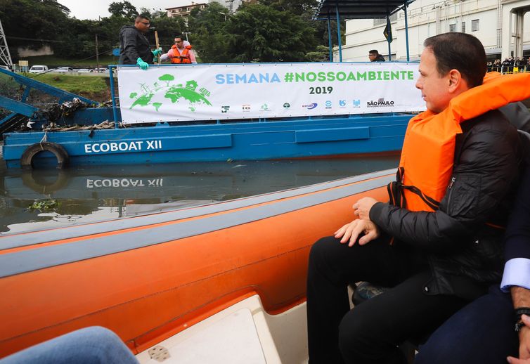 O governador do Estado de São Paulo, João Doria, assiste a testes com dois ecobarcos coletores de resíduos flutuantes, conhecidos como Ecoboats, para auxiliar na limpeza do rio Pinheiros.