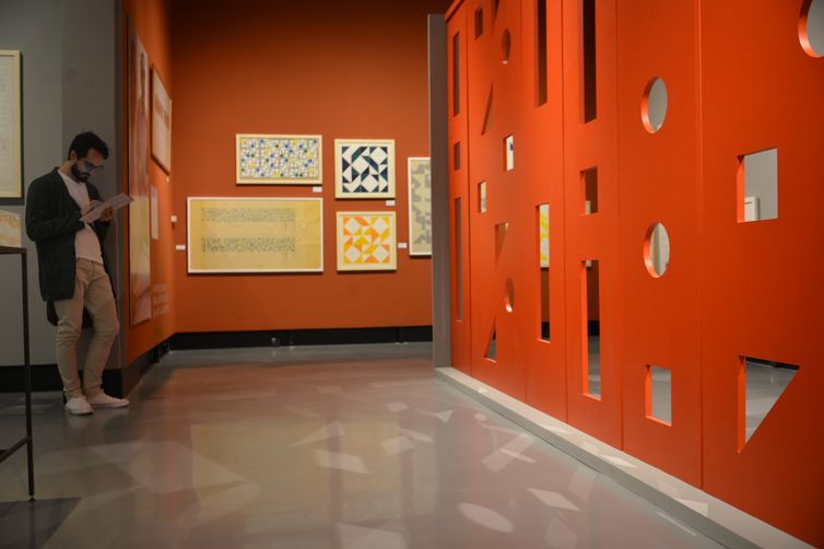 Exposição 100 Anos de Athos Bulcão comemora o centenário de nascimento do artista e propõe um profundo mapeamento e imersão na diversidade de seus trabalhos e técnicas, no Centro Cultural Banco do Brasil São Paulo.