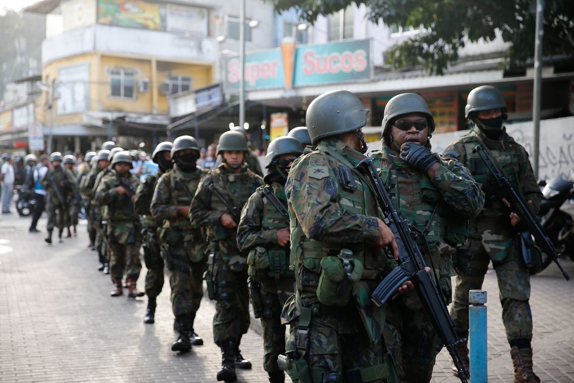 Fernando Frazão/Agência Brasil Rio de Janeiro - Militares fazem operação na favela da Rocinha após guerra entre quadrilhas rivais de traficantes pelo controle da área (Fernando Frazão/Agência Brasil)