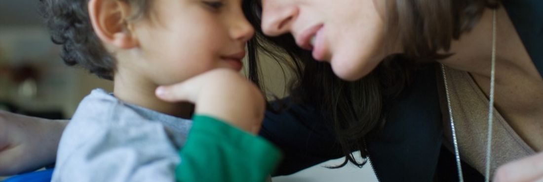 Menino triste com mãe Menino triste com mãe