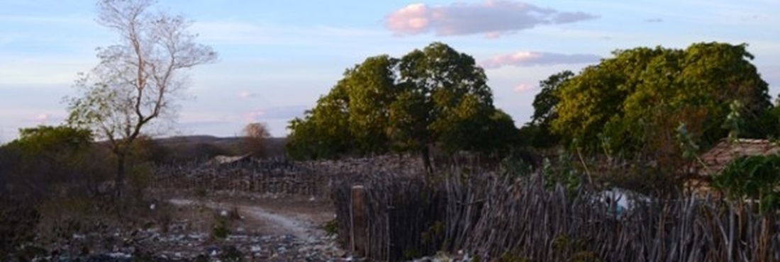 Terra de Ninguém - 1 Lixo espalhado pelo povoado de Cachoeira Grande: não há quem faça o serviço de limpeza nas ruas