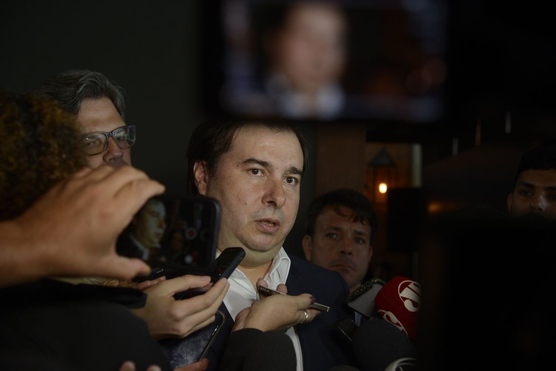 O presidente da Câmara dos Deputados, Rodrigo Maia fala à imprensa, após participar de evento com a Associação Brasileira de Relações Institucionais e Governamentais (ABRIG) na zona sul do Rio.