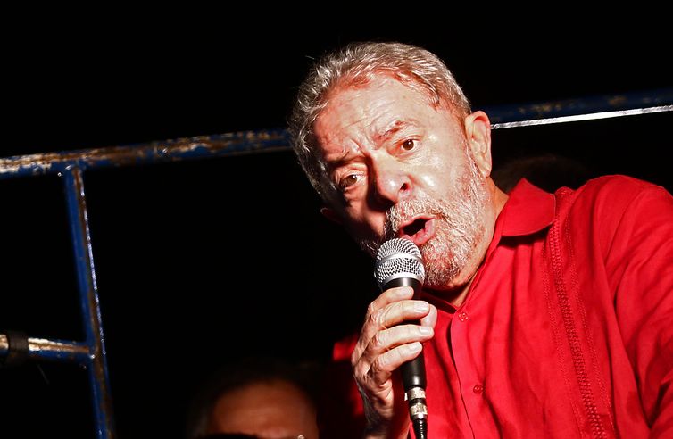 São Paulo - O ex-presidente Luiz Inácio Lula da Silva durante ato na Avenida Paulista contra o impeachment e a favor da democracia (Juca Varella/Agência Brasil)