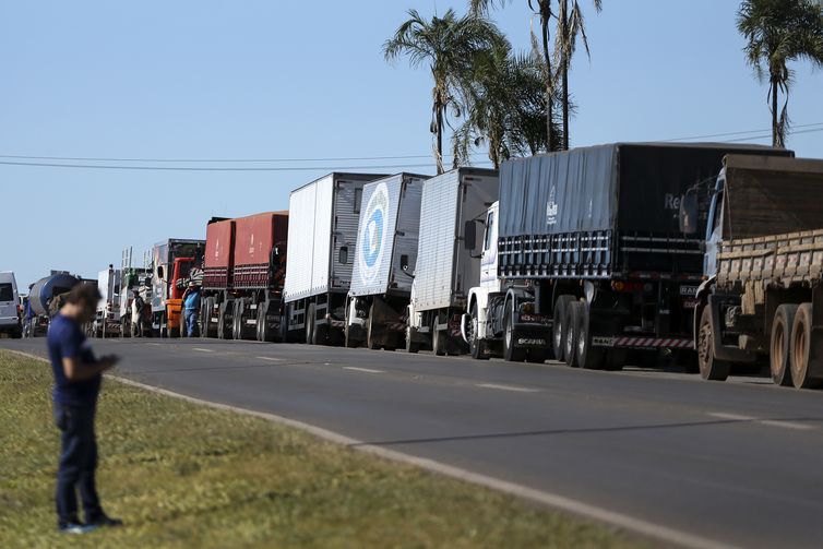 Caminhoneiros fazem protesto contra a alta no preço dos combustíveis na BR-040, próximo a Brasília. 