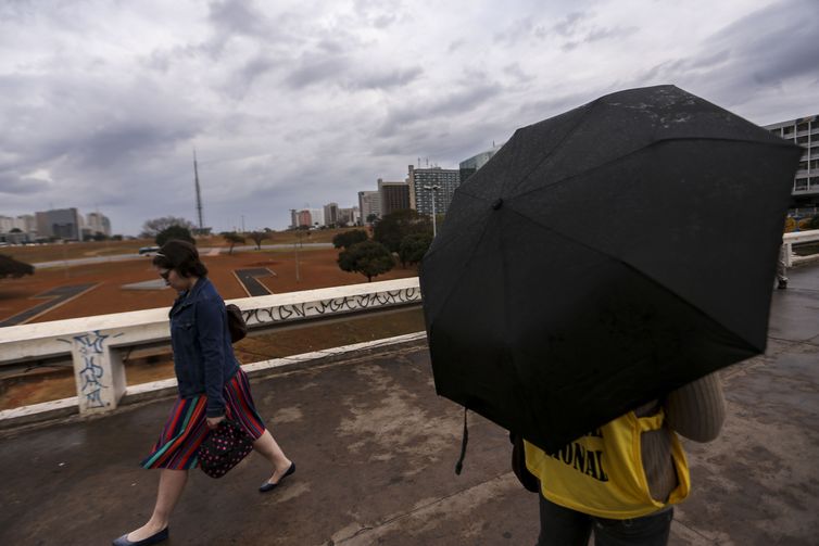 Distrito Federal registra chuva rápida em áreas isoladas após 81 dias de seca.