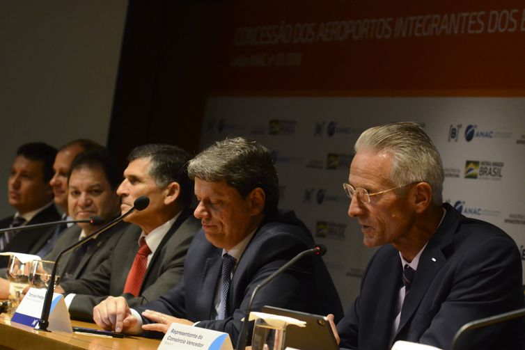 Os ministros da Secretaria de Governo, Alberto dos Santos Cruz, e da Infraestrutura, Tarcísio Gomes de Freitas, participam da coletiva de imprensa após leilão de 12 aeroportos brasileiros, na sede da B3 (Bovespa), em São Paulo.