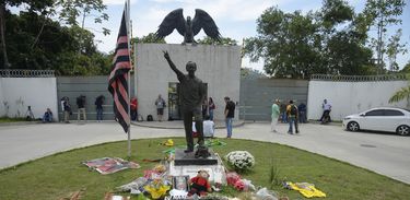 FÃ£s prestam homenagem aos jogadores vÃ­timas da tragÃ©dia no Centro de Treinamento do Flamengo, o Ninho do Urubu.