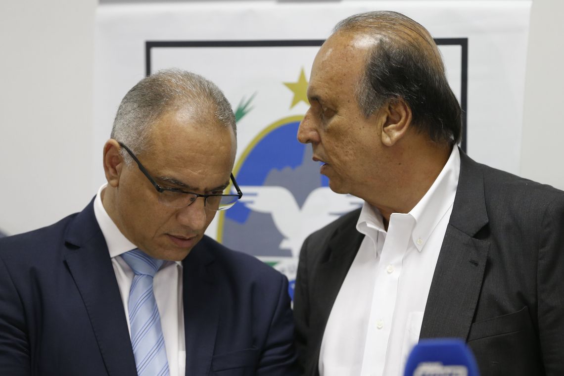 Tomaz Silva/Agência Brasil Rio de Janeiro - O governador Luiz Fernando Pezão (D) e o secretário estadual de Segurança Pública, Roberto Sá, após reunião no Palácio Guanabara para discutir segurança pública no Rio de Janeiro. (Tomaz Silva/Agência Brasil)